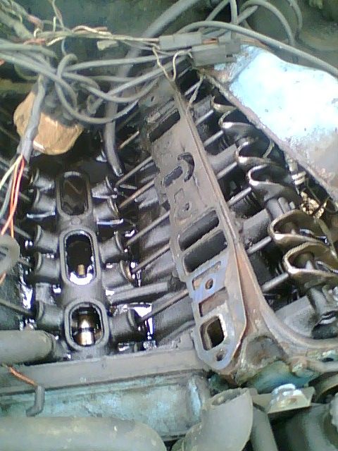 V8 engine, showing the camshaft, pushrod, and rocker. 